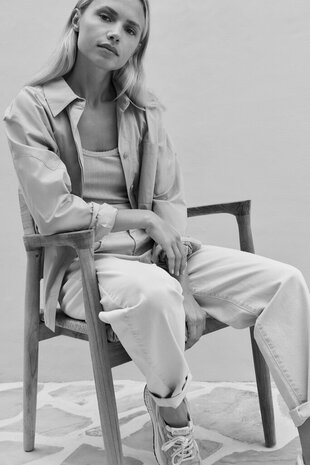 Yaya Barrel jeans with visible back seams and soft wash sandstone beige