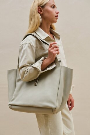 Yaya Barrel jeans with visible back seams and soft wash sandstone beige