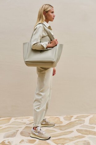 Yaya Barrel jeans with visible back seams and soft wash sandstone beige