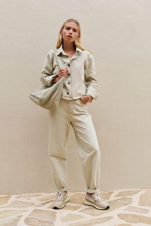 Yaya Barrel jeans with visible back seams and soft wash sandstone beige