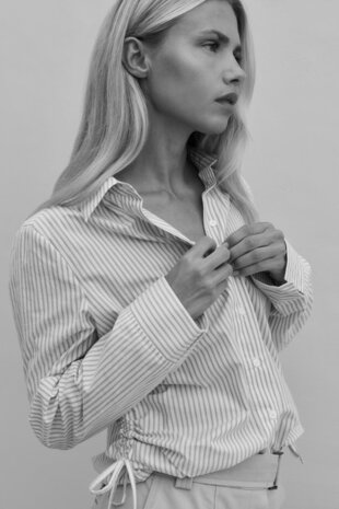 Yaya Fitted blouse with side drawstrings iron grey dessin