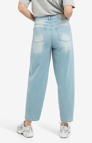 Yaya Barrel jeans in light washed denim mid blue denim