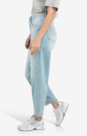 Yaya Barrel jeans in light washed denim mid blue denim
