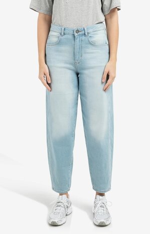 Yaya Barrel jeans in light washed denim mid blue denim