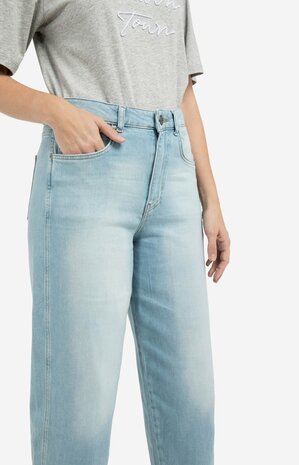 Yaya Barrel jeans in light washed denim mid blue denim