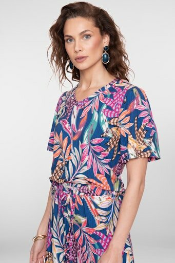 Geisha T-shirt JAZZ  V-neck jersey AOP  blue/fuchsia 62034-60