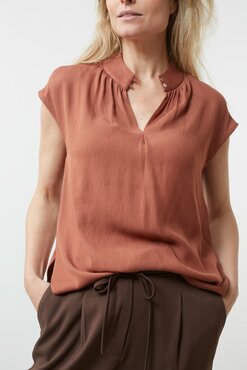 Yaya Sleeveless top with crewneck, buttons and pleated details patina brown
